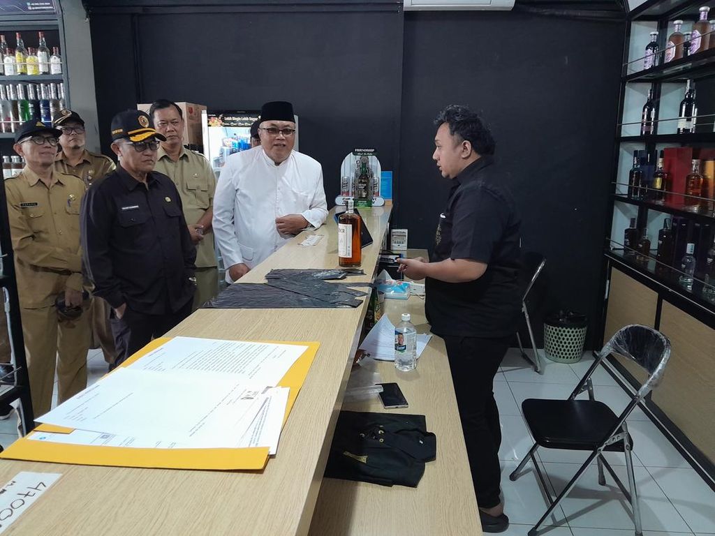 Sekda Pimpin Sidak Toko Minol Nakal di Mojokerto